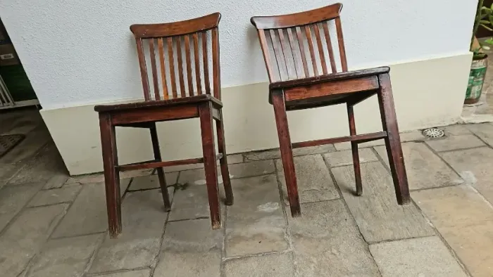 2 Cadeiras de madeira 