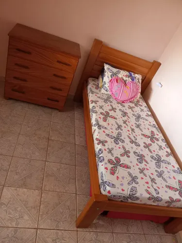 Cômoda em madeira 4 gavetas