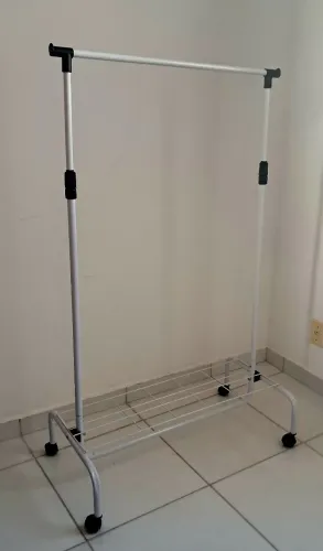 Arara de Roupas Desmontável com Rodinhas e Sapateira - excelente estado
