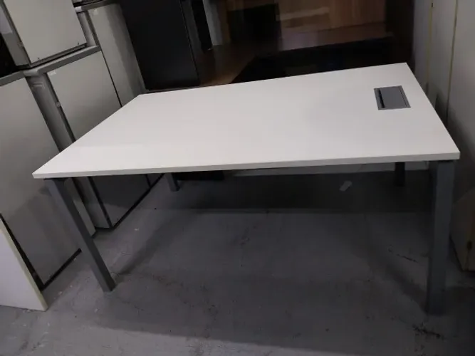 Mesa de Escritório Com Caixa De Tomada - Retangular