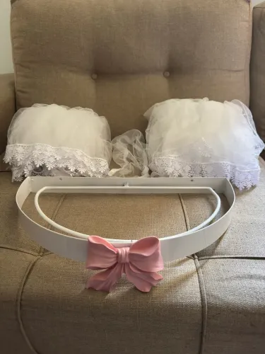 Dossel de Parede Meia Lua Branco com Laço Rosa + Cortinado Mosquiteiro de Tule com Renda
