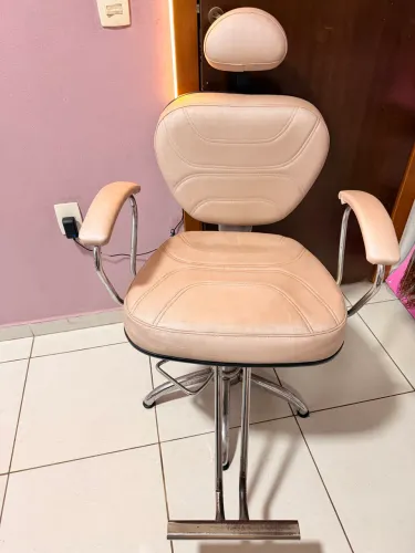 Cadeira de salão hidráulica e reclinável.