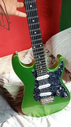 Vendo guitarra Seizi Yoru SSS