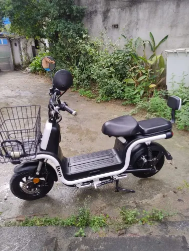 Vendo autopropelido BEE  U1.  alarme, faróis e buzina altos , cabo USB   toda completa 
