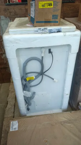 Máquina de lavar nova na caixa