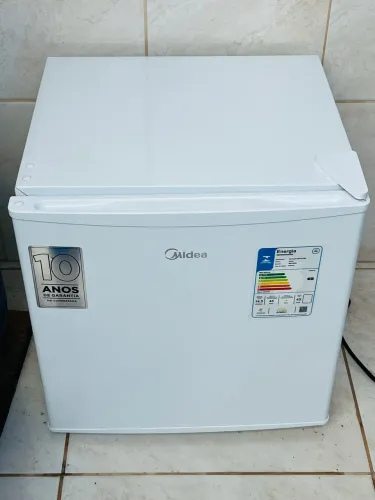 Frigobar Midea branco