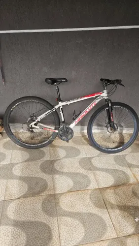 Bicicleta Absolute + Capacete + itens