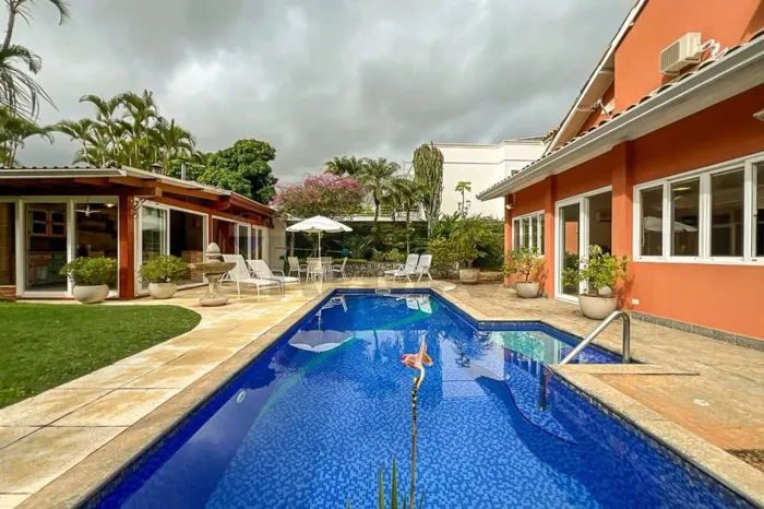 Casa à venda - 405 m², 2 suítes, 4 Vagas com piscina - Exclusividade em Alphaville 2 com n