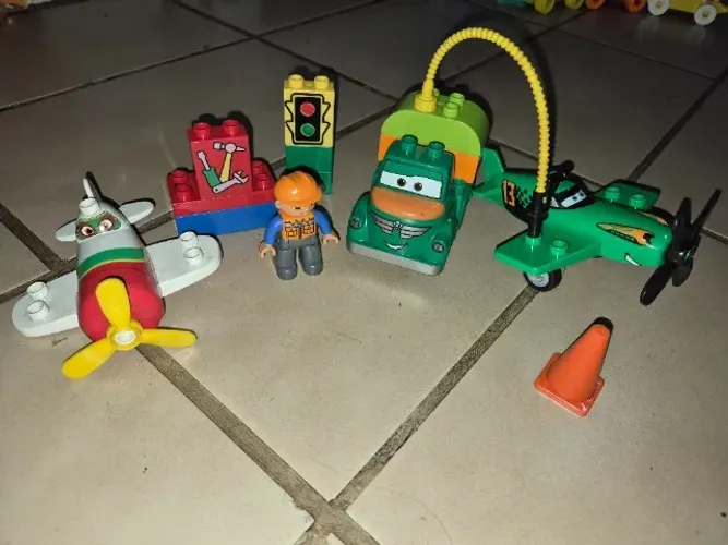 Lego duplo Posto de Abastecimento carro e aviao - 16 pecas