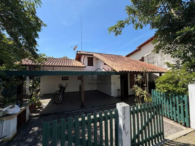 Casa em Condomínio no Maravista | Estilo Rústico, Vista Verde e Amplo Terreno, Niterói RJ.