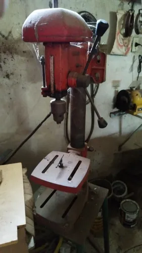 Furadeira de bancada industrial com motor Weg