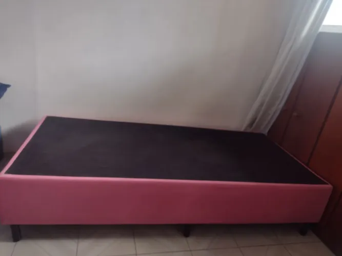 Cama box solteiro padrão (C1,88xL0,88xA0,40) em ótimo estado na cor rosa.