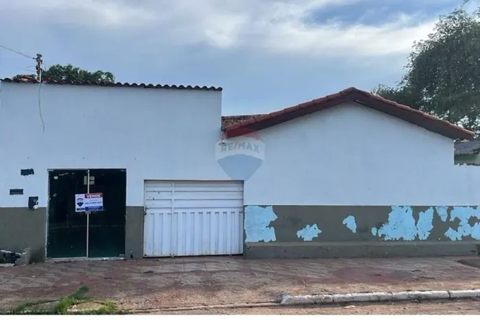 Casa à Venda em Aragarças: Espaçosa e Acessível