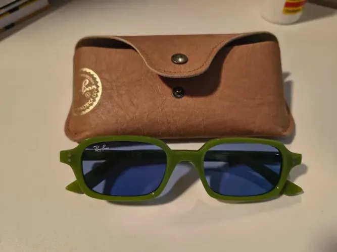 Ray-Ban Zuri Bio-Based, modelo RB4455, na combinação Cloudy Jungle Green (verde) com lente