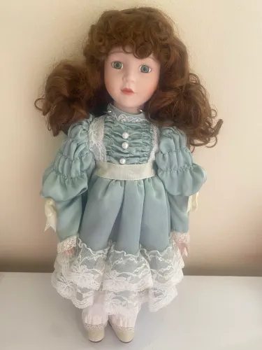 Boneca antiga de porcelana, 40cm trazida dos EUA.
