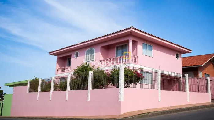 Casa ampla, 4 quartos 1 suíte, 2 vagas de garagem cobertas e edícula com lavanderia no Est