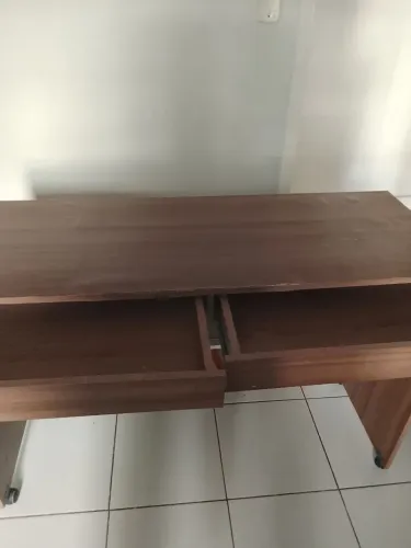 Mesa computador com 2 gavetas e rodinhas