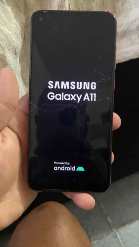 64 GB de armazenamento interno e 3 GB de memória RAM.