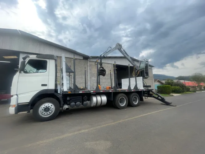 Volvo FH12 420 6x4 - caminhão carroceria transtoras e munck TMO