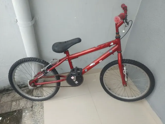 Vendo bicicleta tamanho médio com apenas um freio e alguns rasgos e com a câmara furada
