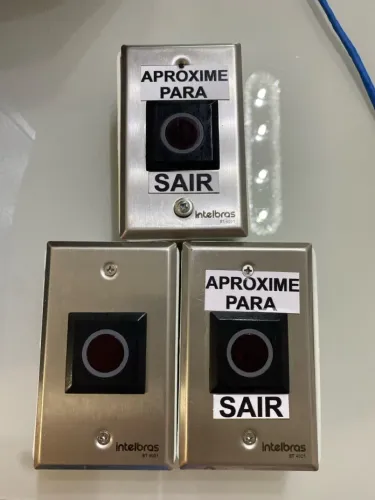 3 Acionadores De Abertura Por Aproximação Intelbras Bt 4001 Cor Prateado/Preto