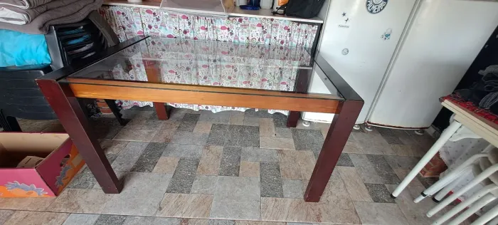 Mesa usada para 06 lugares tampo de vidro
