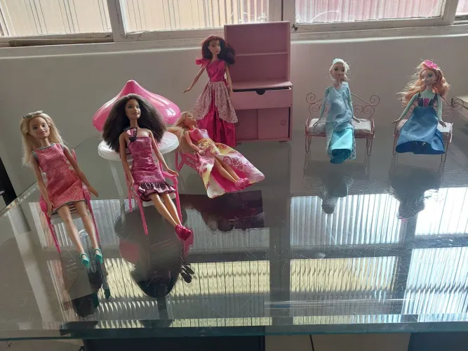 6 bonecas barbie e acessórios ou 50 reais cada