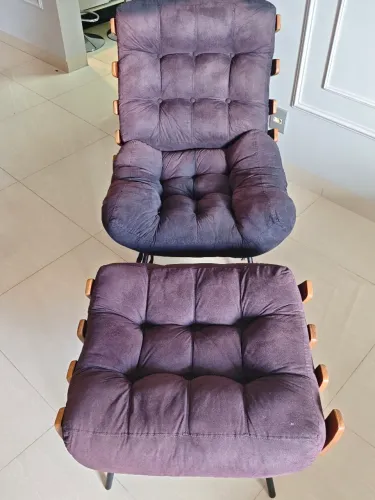 Poltrona com puf preta