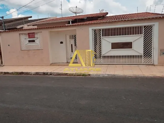 VENDA| Casa ampla localizada no Bairro São Carlos. São 03 dormitórios, sendo 01 suíte, sal