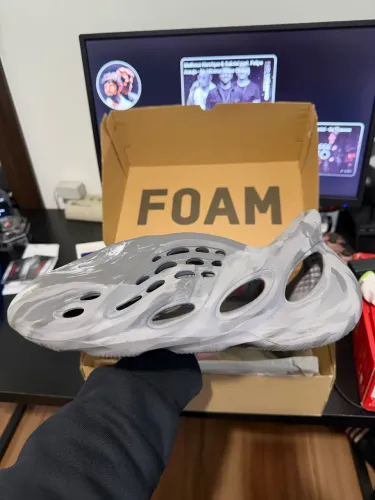 Yeezy Foam 43 USADO