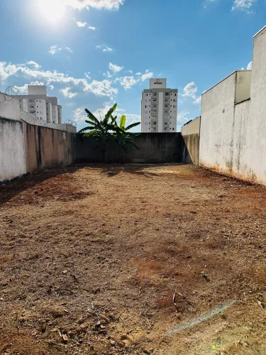 Vendo Terreno 250m² Murado | Excelente Localização | Pronto para Construir