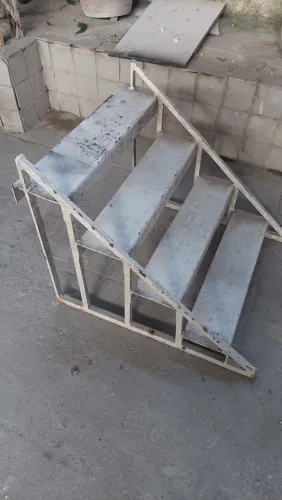 Escada em aço carbono (ferro) ideal para acesso de idosos, pet ou lava jato