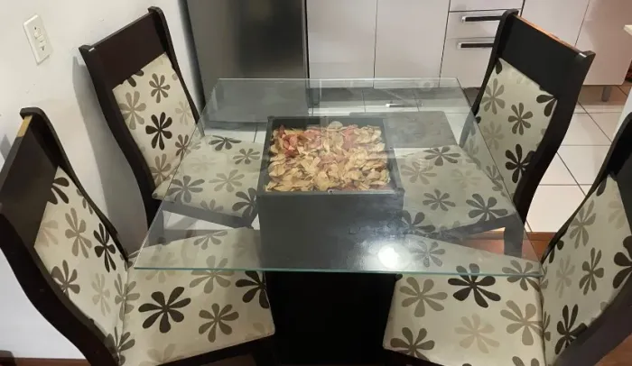 Mesa de Jantar com Vidro e Quatro cadeiras