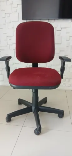 Cadeira de escritório semi nova