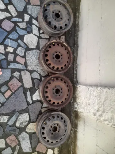 Rodas usadas 1 de corsa e 3 de Uno 