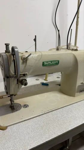 Máquina de costura industrial reta (SIRUBA - modelo L818F-M1)