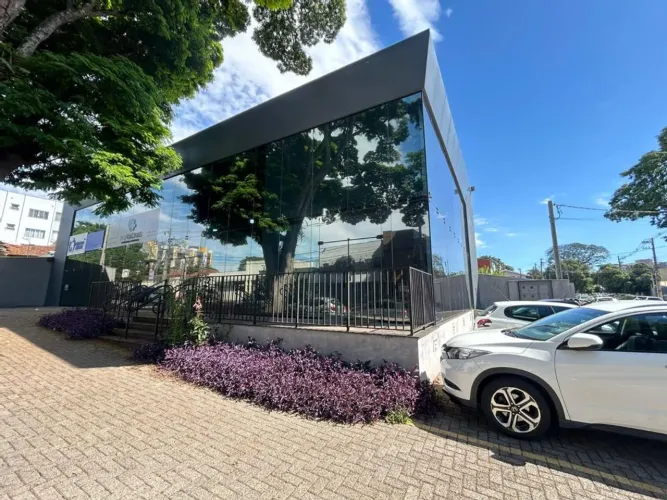 Aluga-se sala comercial na Rua Nassid Haddad esquina com Rua Princesa Isabel em Maringá-Pr