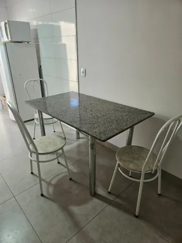 Mesa de pedra com 3 cadeiras