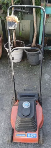 Maquina de cortar grama Tramontina 1050W