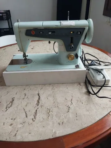 Máquina de costura singer 666 multiponto com caixote