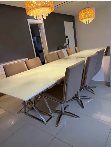 Mesa laqueada 6 cadeiras inox giratória
