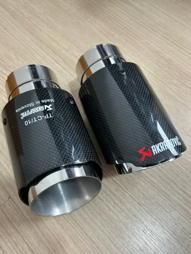 PONTEIRA AKRAPOVIC INOX CARBONO 3,5 POLEGADAS 