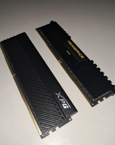 Memória RAM DDR4 16GB (2x8GB) CL18 XPG e Corsair