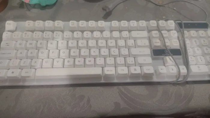 Teclado gamer RGB (kapbom)