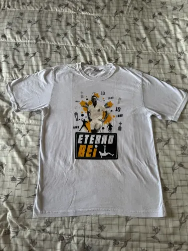 Camisa em homenagem ao Rei Pelé, usada em aquecimento de jogo oficial. 