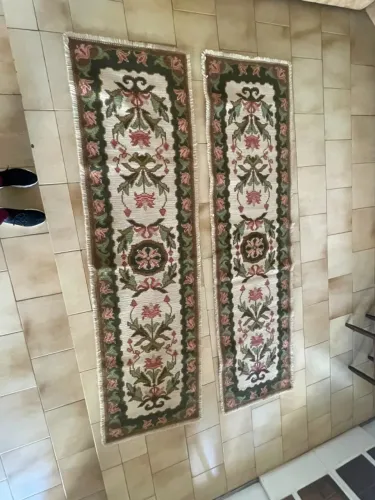 Tapete ARRAIOLO artesanal tradicional Bordado a mão sobre tela de juta ou algodão, utiliza