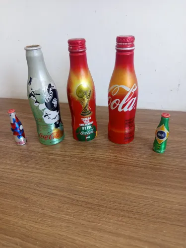 Vendo lote 5 garrafas colecionáveis da coca cola.ideal para colecionador 