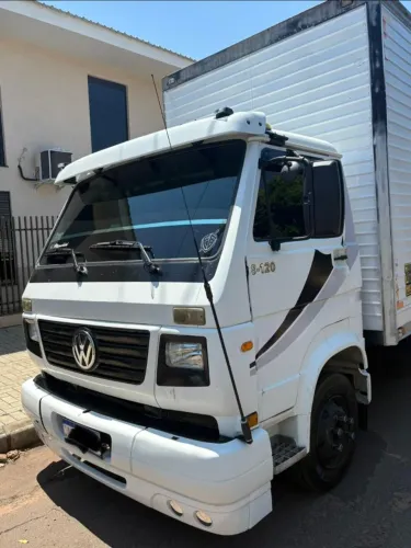 Caminhão VW 8-120 Baú - ótimo de pneu - Doc. OK - pronto para trabalhar