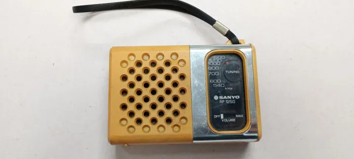 rádio portátil sanyo rp-1250 am vintage