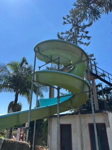 Tobogã aquático, aproximadamente 25 metros
